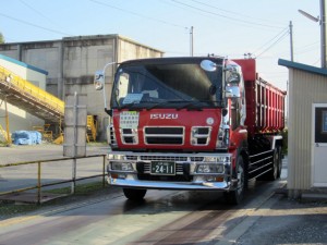各所よりダンプトラックによる受入 各所よりダンプトラックによる受入