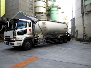 専用車両よる石炭灰(乾燥灰)の荷卸し風景 専用車両よる石炭灰(乾燥灰)の荷卸し風景